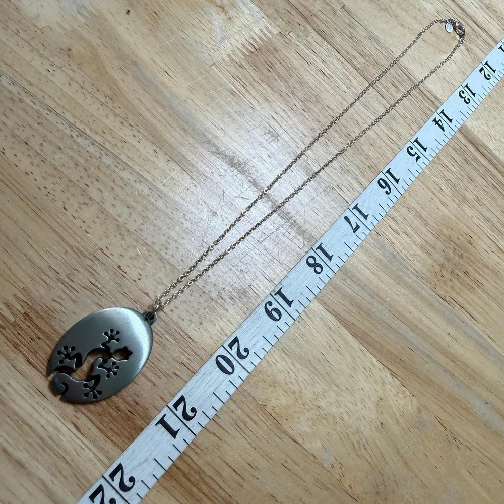 Boho Nature Minimalist Gecko Lizard Pendant Necklace from Lind‎
